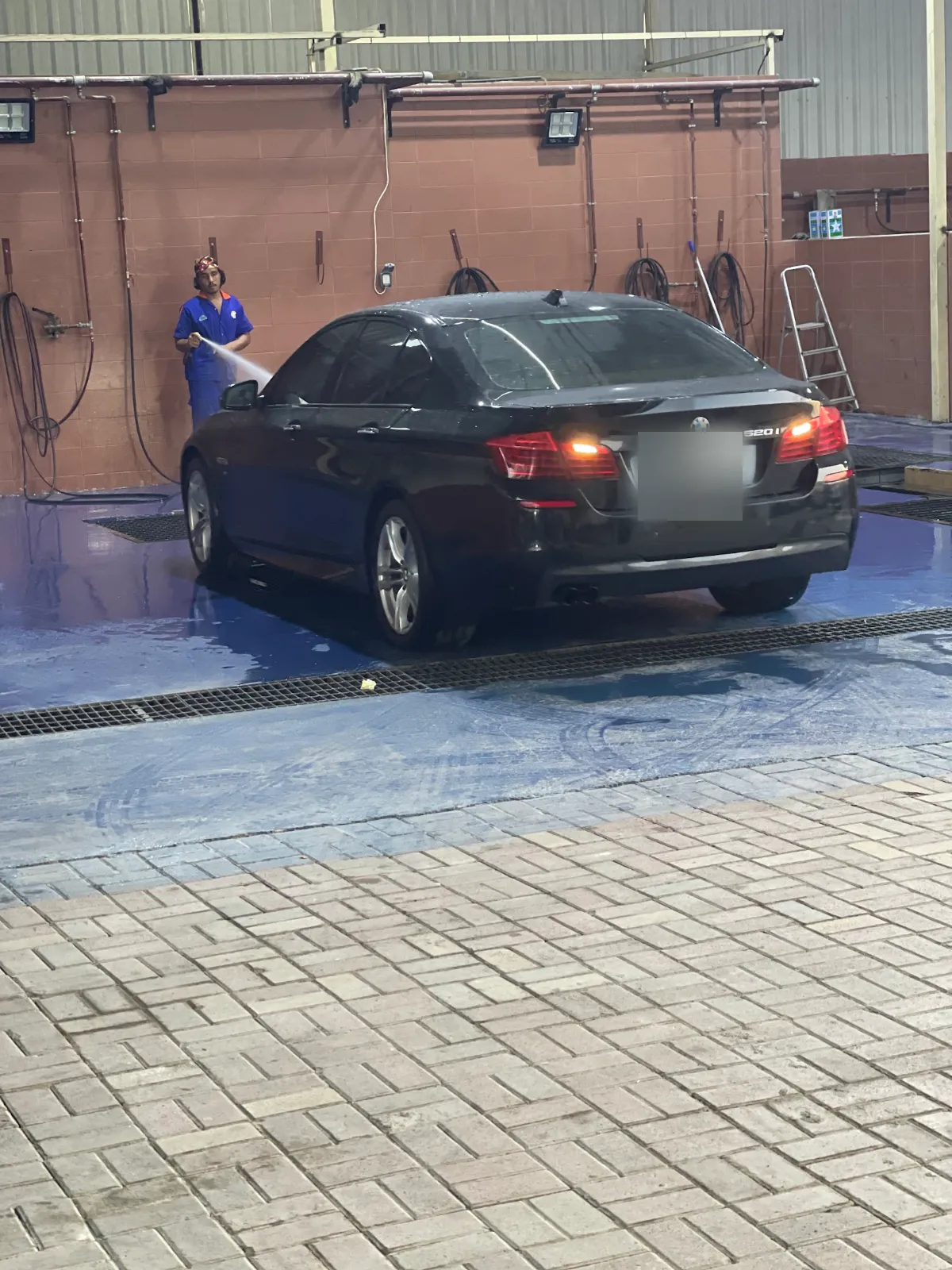 شطف سيارة سيدان لدى دار المدينة لغسيل السيارات